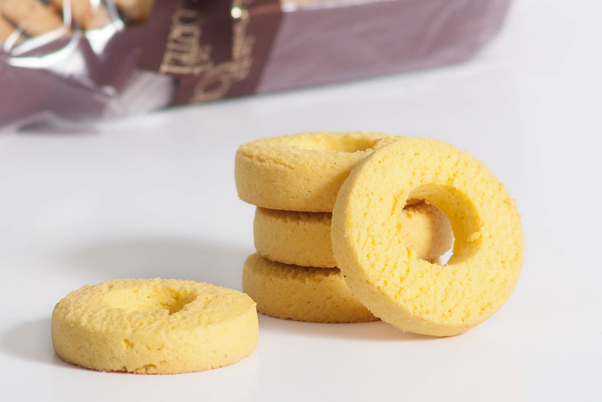 Buranelli con polenta gialla aromatizzati con anice antico